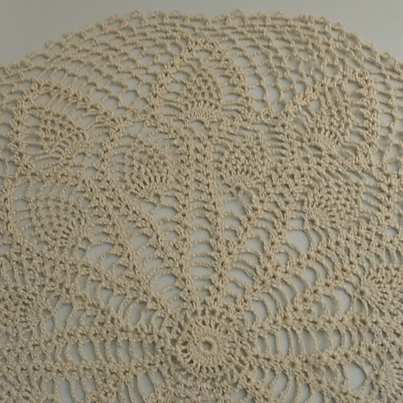 VINTAGE LARGE 23" CROCHET TABLE SCAPE CENTER PIECE GRANNYCORE, BOHO, HANDCRAFTED - Picture 4 of 9